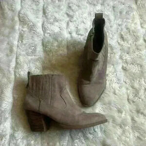 Carlos Santana‎ light tan faux suede Daisy ankle booties woman’s size 8.5M